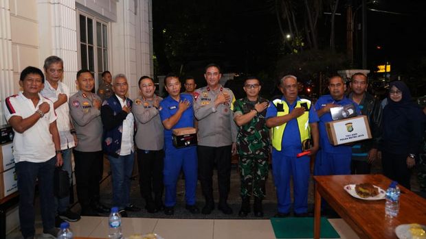 Wakapolda Metro Brigjen Suyudi Ario Seto menyambangi Pos Kamling di Melawai, Kebayoran Baru.