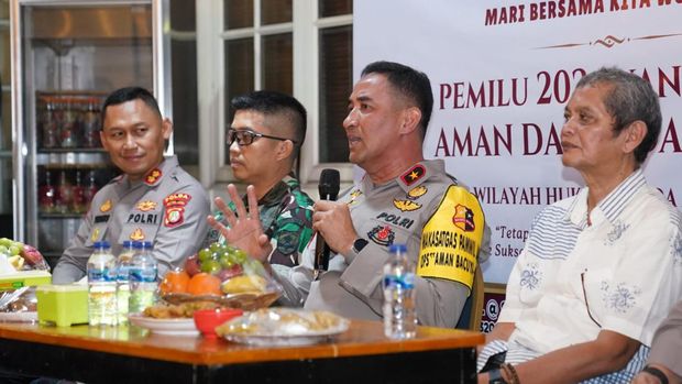 Wakapolda Metro Brigjen Suyudi Ario Seto menyambangi Pos Kamling di Melawai, Kebayoran Baru.