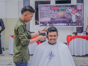 Bantu Donasi Palestina, Bobby Cukur Rambut di Acara CFD Medan