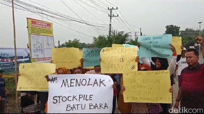 Warga Muaro Jambi melakukan aksi penolakan pembangunan stockpile batu bara