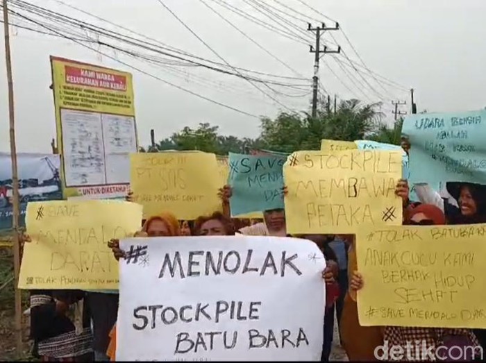 Warga Muaro Jambi melakukan aksi penolakan pembangunan stockpile batu bara