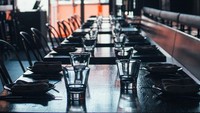 Jika peralatan makan di satu restoran masih lengket dan tidak bersih, artinya restoran itu memiliki standard kebersihan yang rendah. Foto: Ilustrasi Site/BoredPanda
