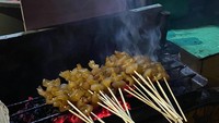 Melipir sedikit ke Karang Tengah, ada gerai Sate Kikil Pemuda yang spesialis menyajikan sate kikil. Seporsi sate kikil harganya dari Rp 15.000. Foto: Site/Food