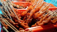 Masih di sekitar Utan Kayu Utara, ada tempat makan Raja Tongseng Sate. Menu andalannya ada sate kikil dengan bumbu kacang medok harga Rp 10.000. Foto: Site/Food