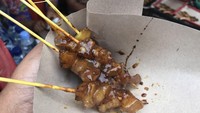 Mau maan sate kikil dengan tekstur yang empuk dan bikin nagih? Mampir saja ke Sate Pak Rami di Jalan Bakti. Harganya Rp 17.000 per porsi. Foto: Site/Food