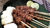 Meski namanya Ayam Geprek Judes, tapi tempat makan di Pondok Labu ini menjual sate kikil bakar yang garing harganya Rp 5.000 per tusu. Foto: Site/Food