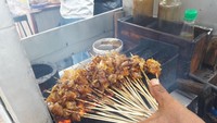 Terakhir ada Sate Kikil Pak Salim khas Indramayu yang berjualan di Penggilingan. Harganya hanya Rp 2.000 per tusuk.  Foto: Site/Food