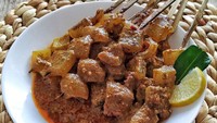  Sate Kikil Legenda jadi pilihan warga Batu Ampar kalau mau makan sate kikil enak. Bumbu kacangnya tak terlalu pekat dan harganya dari Rp 35.000. Foto: Pool/Site