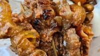 Mampu bersaing dengan jajanan kekinian, Sate Kikil Pawon di Taman Lansia yang ada di Cakung punya racikan saus kacang enak. Harganya dari Rp 15.000. Foto: Pool/Site