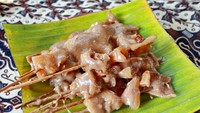 Jalan-jalan di Pasar Baru, ada banyak tempat sate kikil lesehan. Salah satunya Sate Kikil Pasar baru yang menawarkan sate enak dan kenyal. Foto: Pool/Site