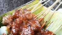 Punya rating cukup tinggi di aplikasi online, Sate Kikil Barokah di Batu Ampar menjual sate kilil enak dengan potongan besar harganya Rp 35.000. Foto: Pool/Site