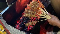  Di Ciputat ada tempat makan sate kikil ternama. Namanya Sate Kikil dan Tetelan Mang Udin. Harganya murah per tusuknya hanya Rp 1.400 saja. Foto: Pool/Site