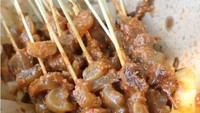 Berjualan di depan Halte Lapangan Arcici di Cempaka Putih, Sate Kikil Halte Arcici ini sudah terkenal sejak dulu. Bahkan sering diliput televisi. Foto: Pool/Site