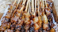 Masih menggunakan pikulan, sate kikil buatan Badrun di Cipinang  menjadi jajanan yang mengenyangkan di sana. Harganya Rp 20.000 sudah dapat lontong. Foto: Pool/Site