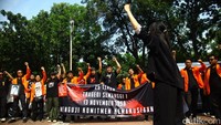 Para mahasiswa kompak berorasi menyuarakan tuntutannya.