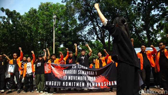 Sejumlah mahasiswa yang tergabung dalam Senat Mahasiswa Fakultas Hukum Unika Atmajaya melakukan aksi unjuk rasa di depan kantor Kemenko Polhukam, Jl Medan Merdeka Barat,  Jakarta, Senin (13/11/2018). Dalam aksinya mereka meminta pemerintah untuk menyelesaikan dan menuntaskan kasus pelanggaran HAM masa lalu terkhususnya kasus Tragedi Semanggi I.