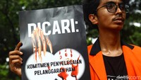 Selain berorasi, mereka juga membentangkan sejumlah poster.