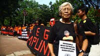 Selain mahasiswa, tampak pula keluarga korban pelanggaran HAM pada masa reformasi lalu.