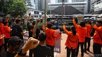 Mereka berorasi sambil mengepalkan tangan bersama.
