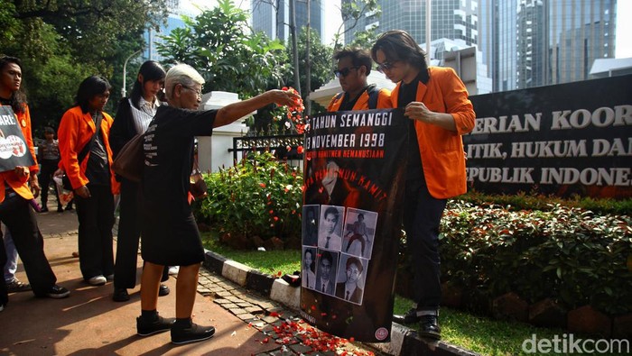 25 Tahun Tragedi Semanggi I, Kantor Mahfud Md Didemo Mahasiswa Sejumlah mahasiswa yang tergabung dalam Senat Mahasiswa Fakultas Hukum Unika Atmajaya melakukan aksi unjuk rasa di depan kantor Kemenko Polhukam, Jl Medan Merdeka Barat, Jakarta, Senin (13/11/2018). Dalam aksinya mereka meminta pemerintah untuk menyelesaikan dan menuntaskan kasus pelanggaran HAM masa lalu terkhususnya kasus Tragedi Semanggi I.