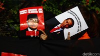 Mereka membawa berbagai spanduk dan poster.