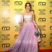 Luna Maya mengenakan setelan crop top putih dan rok lebar lavender yang dilengkapi selendang berwarna senada. Penampilannya dipercantik perhiasan berupa kalung, anting dan clutch silver. Riasan bernuansa merah dan peach membuat wajahnya tampak segar. Foto: Instagram/@manojpunjabimd