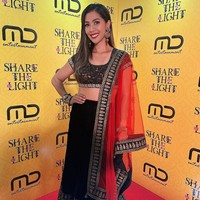 Presenter dan penulis buku Nadia Mulya tampil simple dengan crop dan rok H-line berwarna hitam yang dihias bordiran silver. Dia melengkapi penampilannya dengan selendang merah transparan yang disampirkan di bahu. Foto: Instagram/@manojpunjabimd