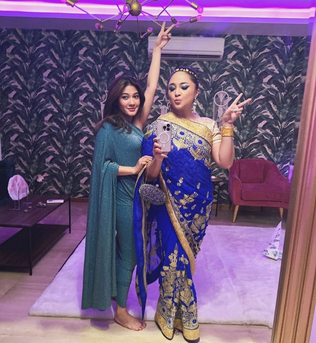 Marshanda tampil ngejreng dengan sari perpaduan warna biru cobalt dan emas. Riasan bernuansa biru serta perhiasan seperti anting dan bangles menambah kesan glamor. Ia pose bersama Naysila Mirdad yang tampil lebih simple dengan busana warna toska. Foto: Instagram/@manojpunjabimd