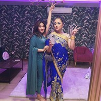 Marshanda tampil ngejreng dengan sari perpaduan warna biru cobalt dan emas. Riasan bernuansa biru serta perhiasan seperti anting dan bangles menambah kesan glamor. Ia pose bersama Naysila Mirdad yang tampil lebih simple dengan busana warna toska. Foto: Instagram/@manojpunjabimd