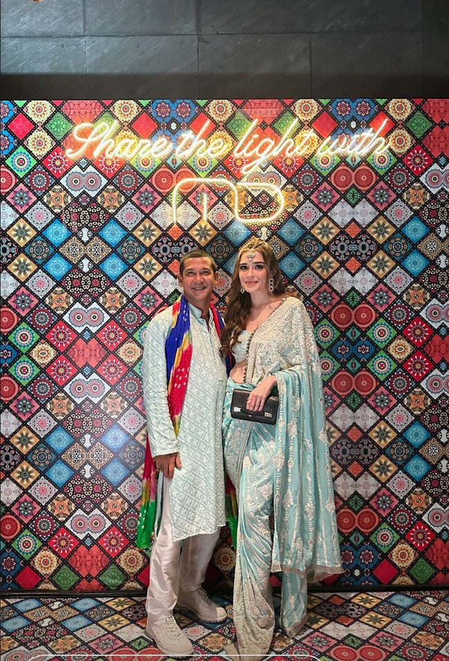 Yasmine Wildblood hadir bersama sang suami, Abi Yapto, di acara yang digelar pada Minggu (12/11/2023) tersebut. Aktris 30 tahun ini cantik dalam balutan busana khas India bernuansa pastel dan hiasan kepala Maang Tikka. Foto: Instagram/@manojpunjabimd