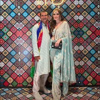 Yasmine Wildblood hadir bersama sang suami, Abi Yapto, di acara yang digelar pada Minggu (12/11/2023) tersebut. Aktris 30 tahun ini cantik dalam balutan busana khas India bernuansa pastel dan hiasan kepala Maang Tikka. Foto: Instagram/@manojpunjabimd