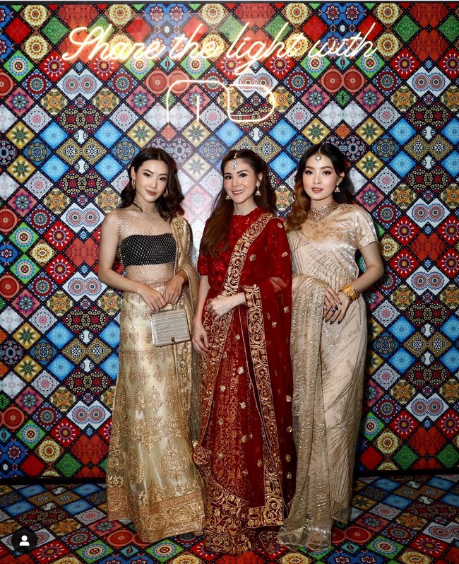 Natasha Wilona (kanan) mengenakan gaun panjang warna emas metalik. Tampilan lebih ke arah simple namun tetap terlihat elegan. Foto: Instagram/@manojpunjabimd