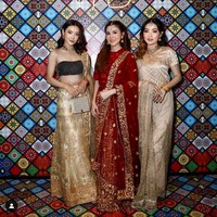 Natasha Wilona (kanan) mengenakan gaun panjang warna emas metalik. Tampilan lebih ke arah simple namun tetap terlihat elegan. Foto: Instagram/@manojpunjabimd