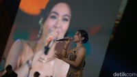Suara merdu Wika Salim semakin membuat suasana semakin meriah.
