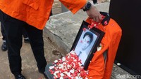 Mereka melakukan aksi tabur bunga. 