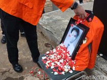 Aksi Tabur Bunga Peringati Tragedi Semanggi I