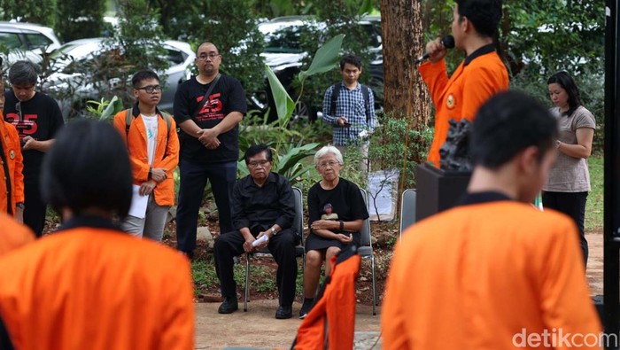 Aksi Tabur Bunga Peringati Tragedi Semanggi 1 Sejumlah mahasiswa Atma Jaya, alumni dan keluarga korban memperingati tragedi Semanggi 1 di Kampus Atma Jaya, Jakarta. Mereka melakukan aksi tabur bunga.