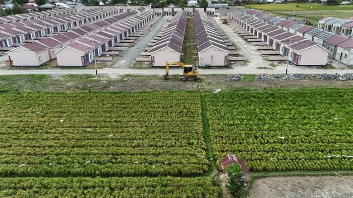 Foto udara kawasan pembangunan perumahan dan sisa lahan pertanian di Kabupaten Sigi, Sulawesi Tengah, Minggu (12/11/2023). Data Kementerian Pertanian menyebutkan alih fungsi lahan pertanian mencapai kisaran 90 ribu hingga 100 ribu hektare per tahun. ANTARA FOTO/Mohamad Hamzah/aww.