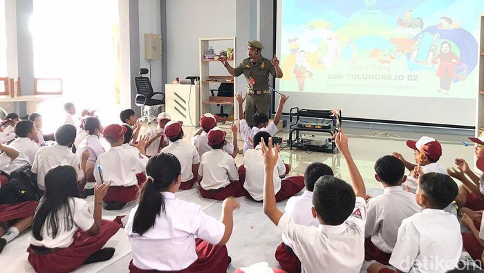 Anggota Satpol PP Kota Batu bernama Edy Prayitno (35) saat mengedukasi anak-anak dengan media boneka puppet.