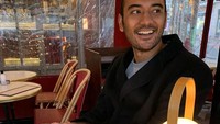 Ini juga merupakan momen Ario Bayu saat ngopi di kafe yang ada di Paris. Tak hanya kopi, ia juga memesan pastry sebagai pendamping. Foto: Instagram @bayu_ario