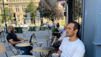 Saat di Paris, ia pun tak mau ketinggalan untuk mengecap kopi di sana. Penampilannya yang mengenakan sarung mencuri perhatian. Foto: Instagram @bayu_ario