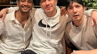 Ario Bayu memang dikenal punya hubungan dekat dengan banyak aktor. Ini momennya saat nongkrong di kafe bersama Abimana dan Joe Taslim. Foto: Instagram @bayu_ario
