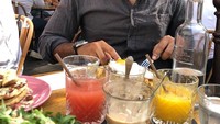 Tak hanya momen ngopi, ada juga keseruan Ario Bayu bersama sang istri saat kulineran di Paris. Ini momennya saat brunch dengan menu roti panggang topping telur. Foto: Instagram @bayu_ario