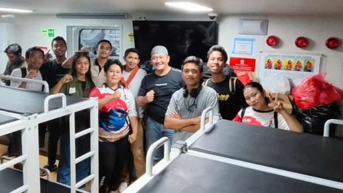 Atlet gulat NTB pulang naik kapal dari Pelabuhan Tanjung Perak, Surabaya. Mereka sempat telantar di Jakarta karena tidak memiliki ongkos pulang.