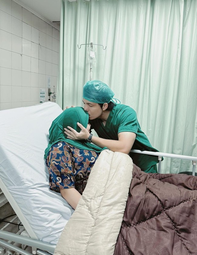 Terlihat sang suami, Atta Halilintar yang selalu setia menemani Aurel. Jelang persalinan Atta pun tampak kembali menguatkan sang istri dan mencium keningnya. Foto: Instagramm/@attahalilintar