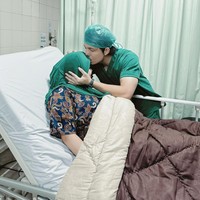 Terlihat sang suami, Atta Halilintar yang selalu setia menemani Aurel. Jelang persalinan Atta pun tampak kembali menguatkan sang istri dan mencium keningnya. Foto: Instagramm/@attahalilintar