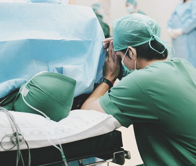 Atta bahkan turut masuk ke ruang operasi dan melihat langsung persalinan anak keduanya tersebut. Mengenakan pakaian khusus, Atta terus menggenggam tangan istrinya, Aurel Hermansyah. Foto: Instagramm/@attahalilintar