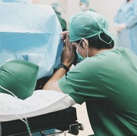 Atta bahkan turut masuk ke ruang operasi dan melihat langsung persalinan anak keduanya tersebut. Mengenakan pakaian khusus, Atta terus menggenggam tangan istrinya, Aurel Hermansyah. Foto: Instagramm/@attahalilintar