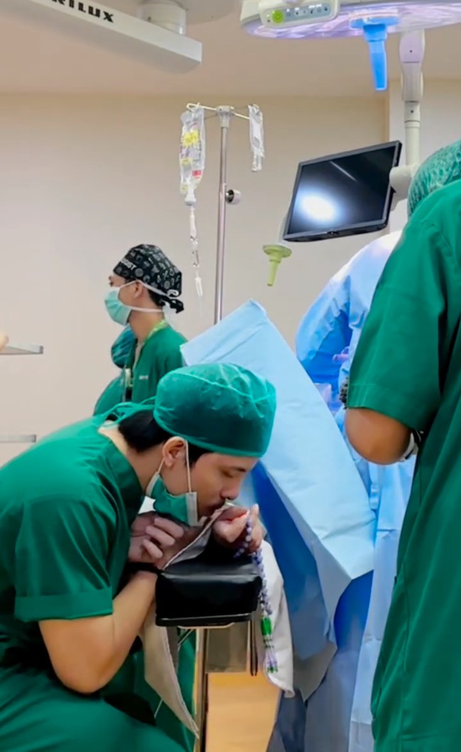 Dalam unggahan terlihat Aurel yang sempat menggigil saat menjalani operasi. Tangannya tampak gemetar. Namun Atta selalu berusaha memberi semangat dan mencium tangan Aurel. Foto: Instagramm/@attahalilintar