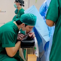 Dalam unggahan terlihat Aurel yang sempat menggigil saat menjalani operasi. Tangannya tampak gemetar. Namun Atta selalu berusaha memberi semangat dan mencium tangan Aurel. Foto: Instagramm/@attahalilintar